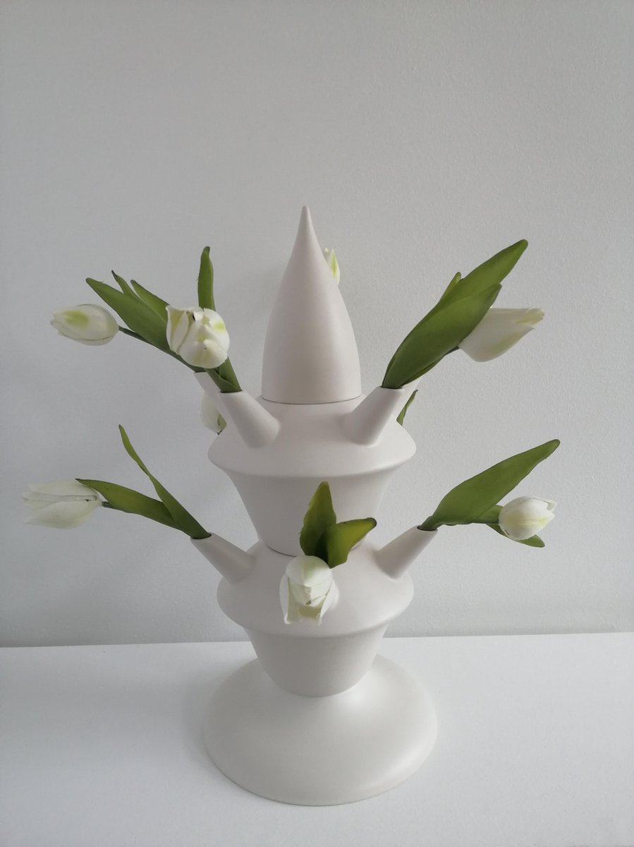 Tulpenvaas, Flowertower Tulpenvaas die niet alleen met tulpen tot zijn recht komt. Ook met ander bloemen of droogbloemen is deze vaas een pronkstuk.
